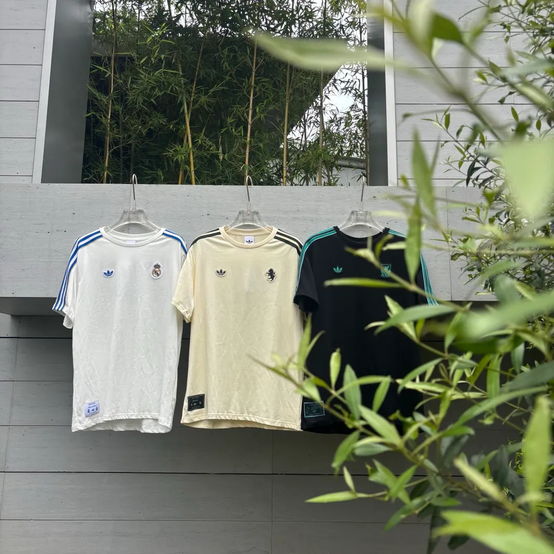 🈴𝟯Color Collection 𝟬𝟱𝟯𝟰𝟬#Exclusive real shot/difference between various stolen pictures and online version on the market [𝗔𝗗𝗜𝗗𝗔𝗦 Adidas Trefoil Joint Football Round Neck Couple Same Style Short Sleeve/𝗧 Shirt] Original order Liverpool Football Club joint Versatile is not picky. ✅Full set of 1:1 customized accessories ➕Customized three-label ➕𝗬𝘂𝗮𝗻 version hang tag ➕𝗹𝗼𝗴𝗼 packaging bag🔥 ➕Scan the tag to enter the official website. ✅Top Original version, ins Xiaohongshu Dewu Kuaishou and many bloggers wear it. ❤️Studio model 175/150 wears size L. It is loose and skin-friendly. Breathable. It is super comfortable for daily wear. The clover logo on the chest is very recognizable. 3D three-dimensional tailoring. The upper body is crisp and stylish. The version is loose. It covers the flesh and makes you slim. Perfectly modify the figure. The full set of accessories is customized in a one-to-one mold, striving for excellence. Good Quality is never just talk! Color; White Apricot Black Size; S M L XL XXL